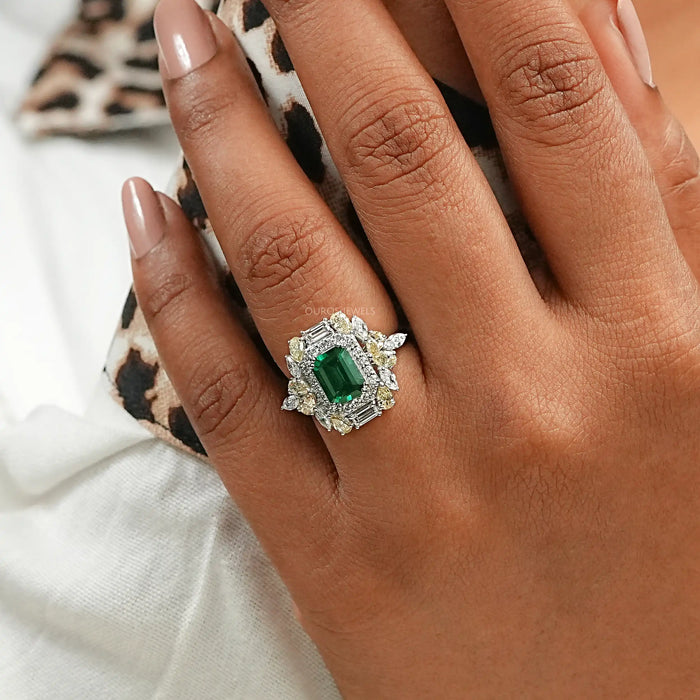 Bague de fiançailles avec diamant émeraude vert à double halo