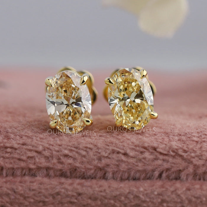 Boucles d'oreilles à tige en diamant ovale jaune