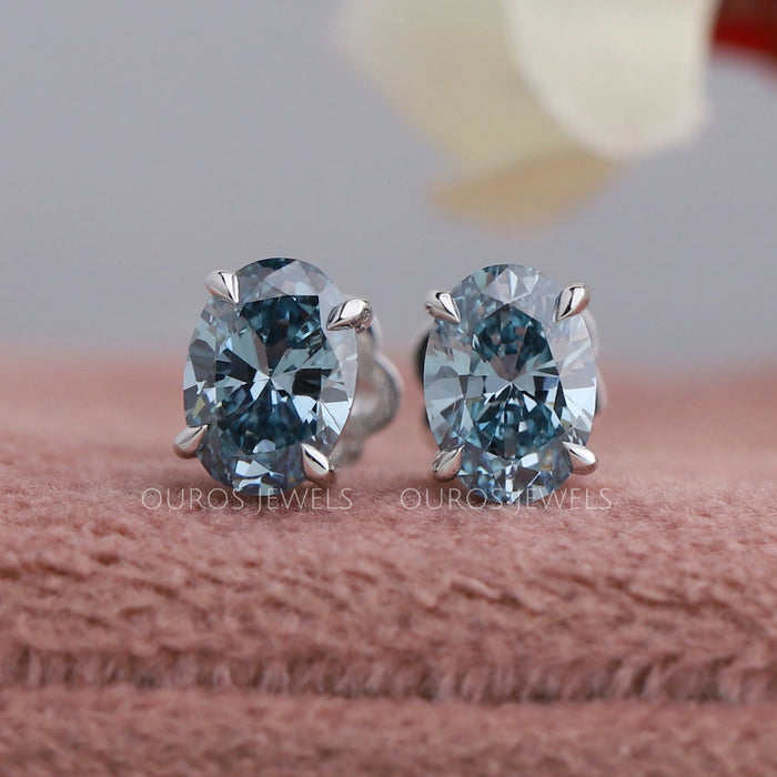 Boucles d'oreilles à tige en diamant de laboratoire bleu taille ovale