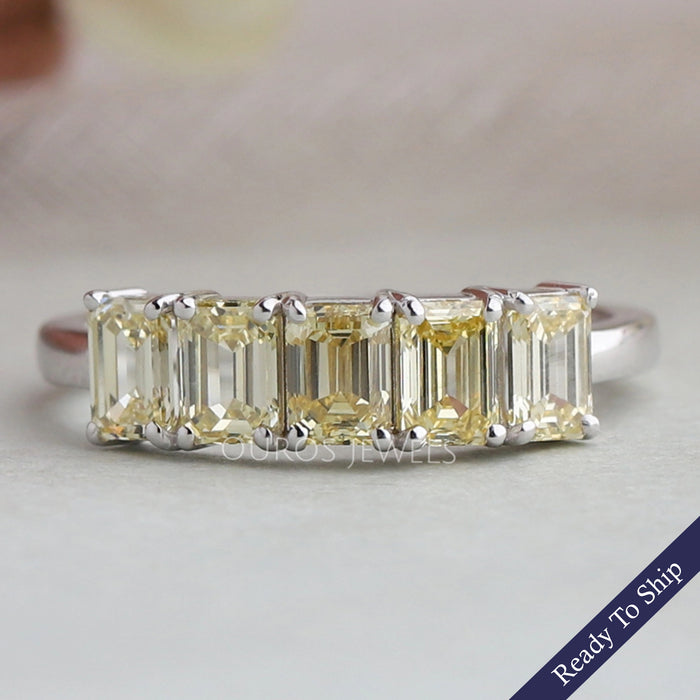 Alliance de mariage à 5 pierres taille émeraude jaune