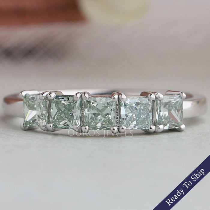 Alliance de mariage à cinq pierres vertes taillées en princesse