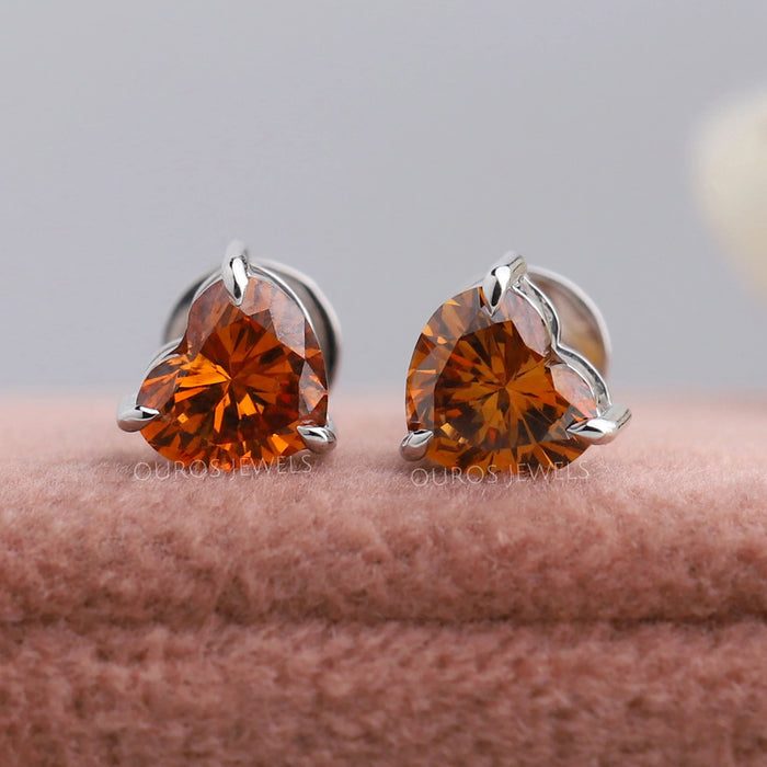 Boucles d'oreilles à tige avec solitaire en diamant et cœur rouge