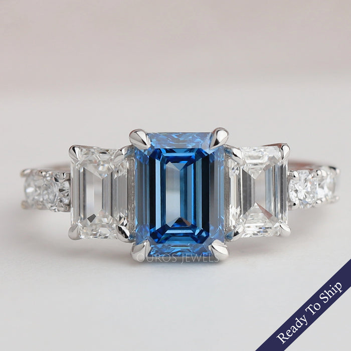 Bague de fiançailles avec diamant de laboratoire taille émeraude bleue