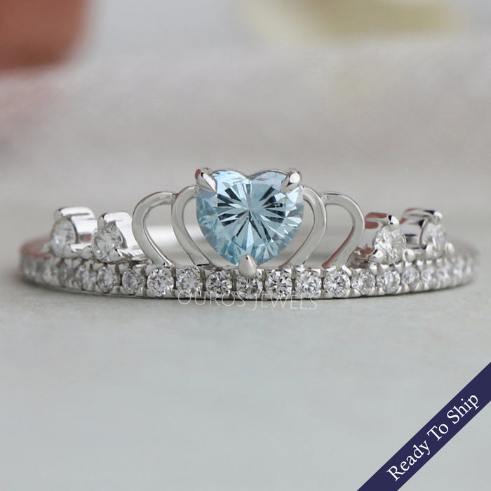 Bague en forme de couronne avec diamants et cœur bleu