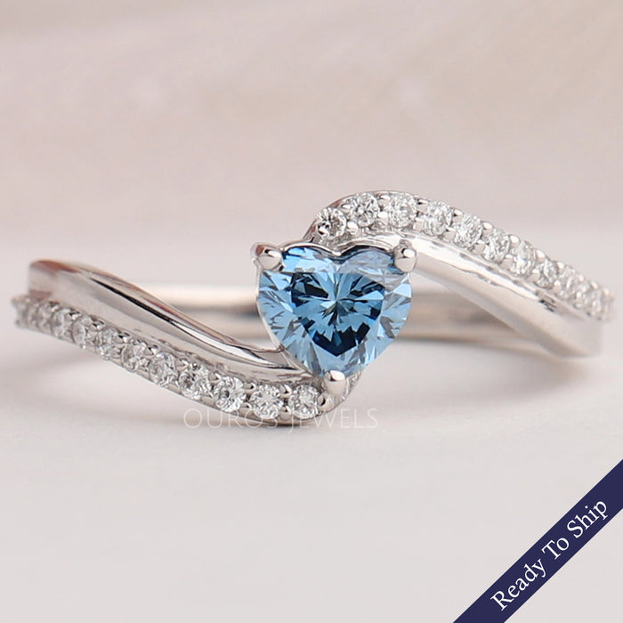 Bague avec diamant solitaire taille cœur bleu