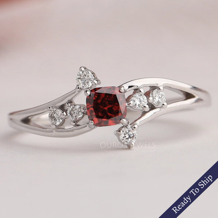 Bague en diamants taille coussin rouge