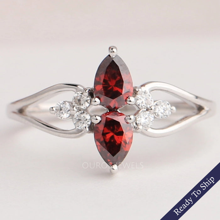 Bague délicate fantaisie avec grappe de diamants en forme de poire rouge
