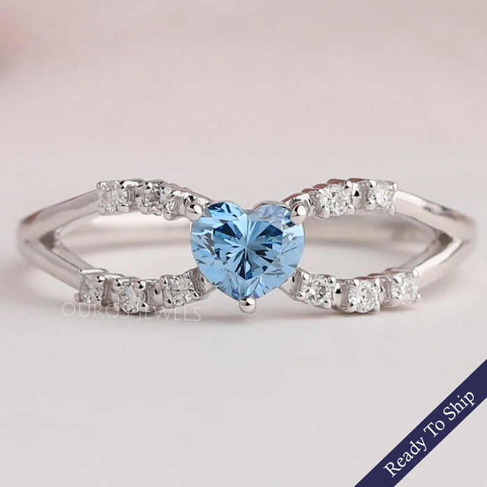 Bague à tige fendue avec diamant en forme de cœur bleu