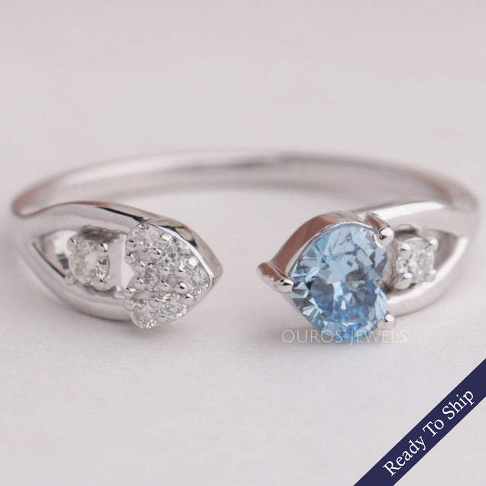 Bague délicate à manchette ouverte avec diamant de laboratoire bleu taillé en cœur