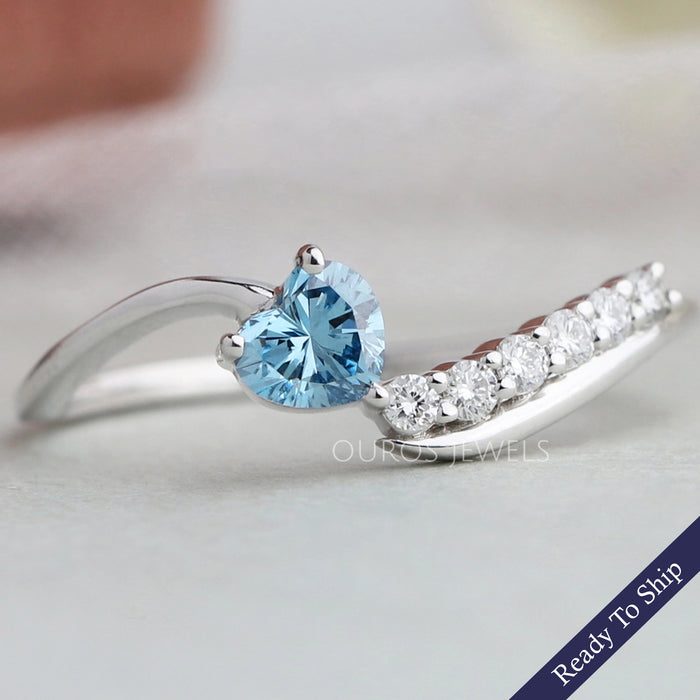 Bague en diamants sertis en cœur bleu