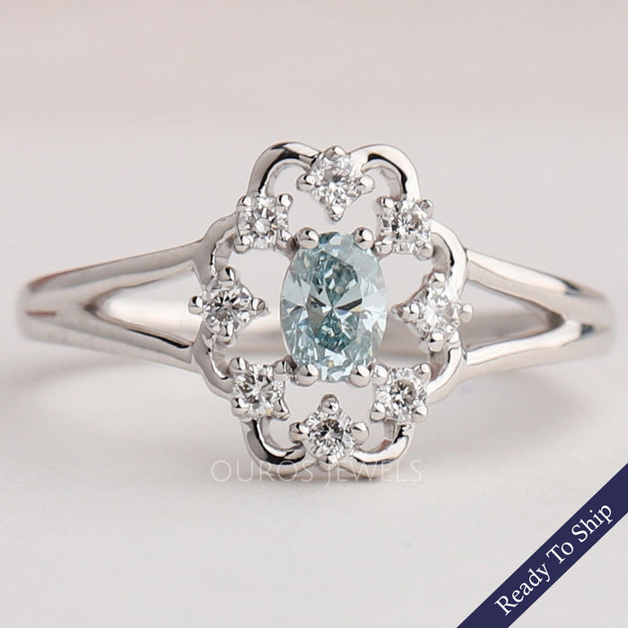 Bague délicate avec diamant ovale vert