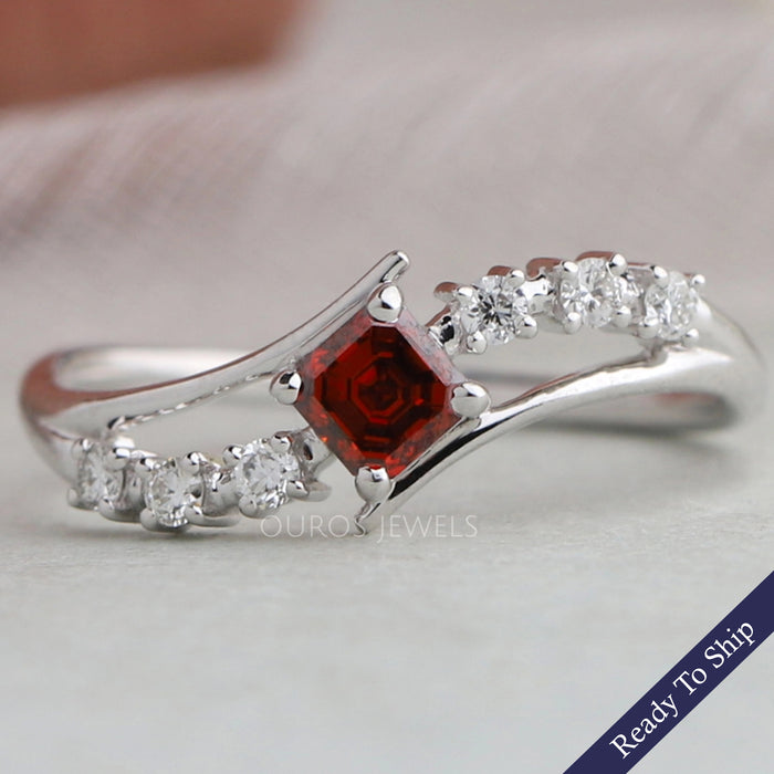 Bague de fiançailles en diamants Asscher rouges fantaisie de forme antique