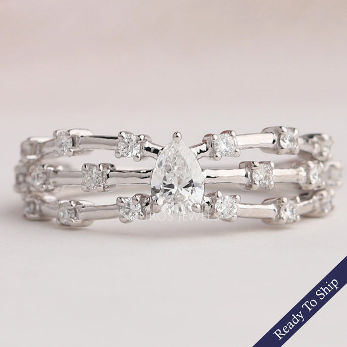 Bague d'accentuation avec solitaire en diamant en forme de poire