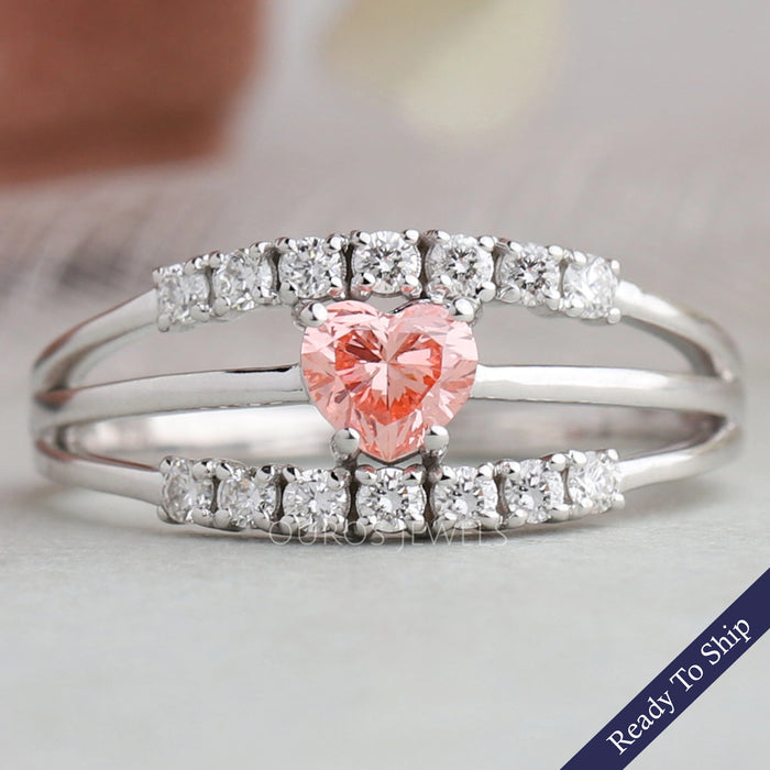 Bague à tige fendue en diamant en forme de cœur rose