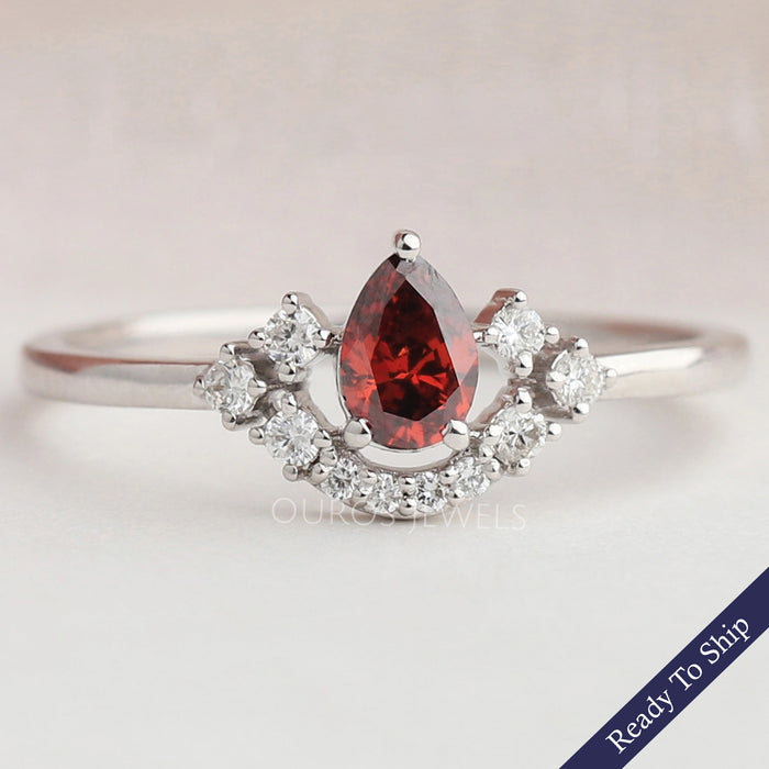 Bague halo incurvée en diamant et poire rouge