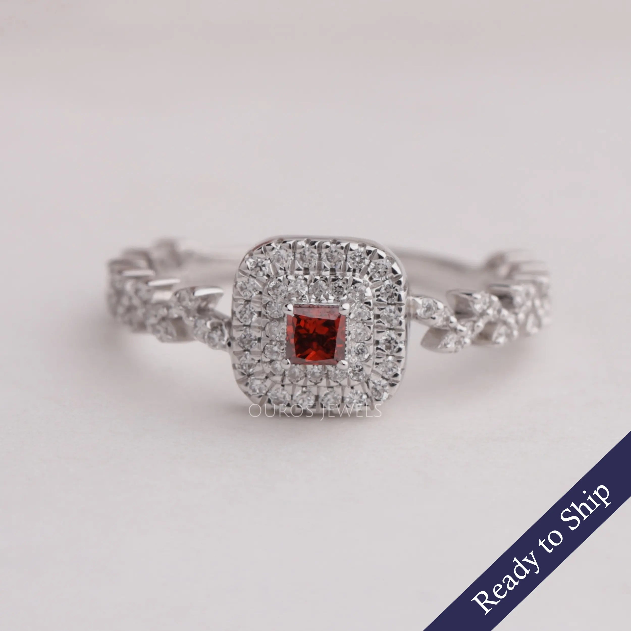 Bague en diamant rouge taille princesse avec double halo