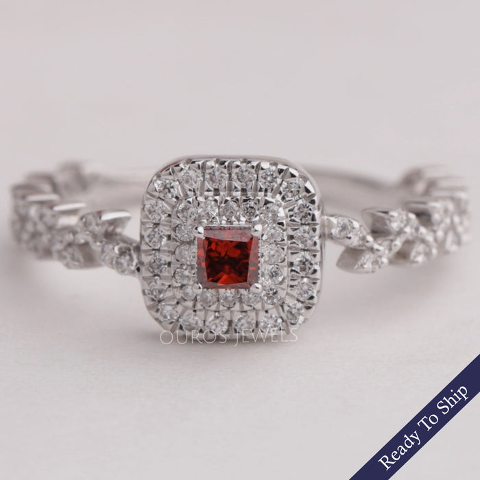Bague en diamant rouge taille princesse avec double halo