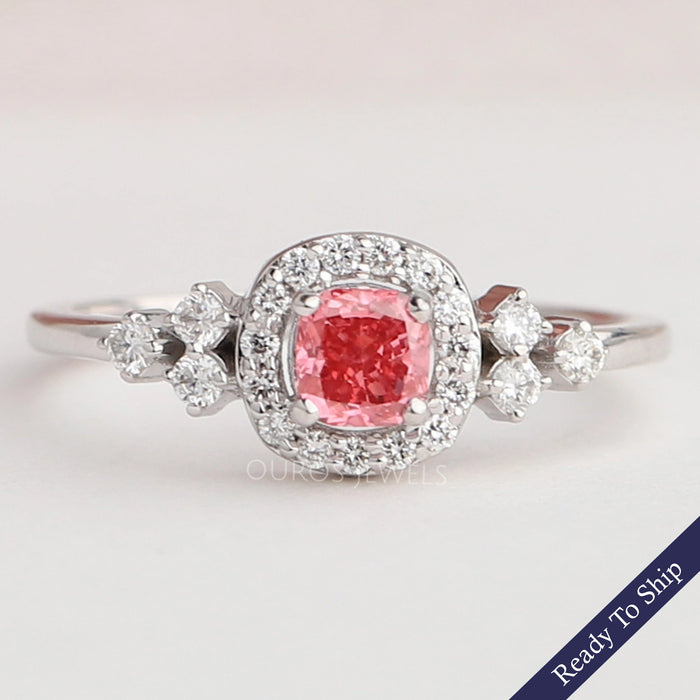 Bague de fiançailles avec halo de diamants taille coussin rose