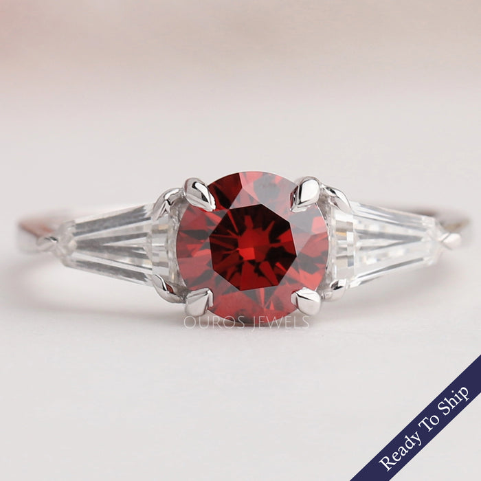Bague de fiançailles à trois diamants ronds rouges