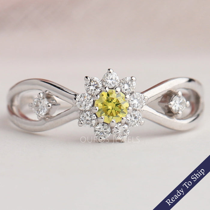 Bague anniversaire avec halo de diamants taille ronde jaune