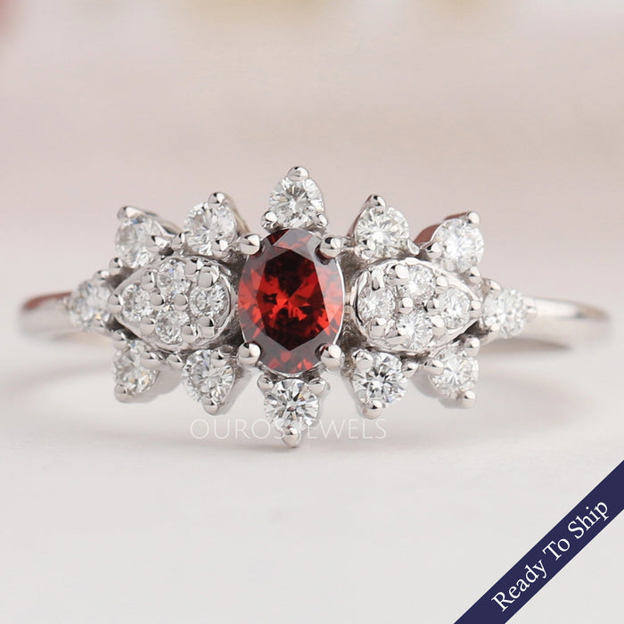 Bague délicate avec diamants taillés en ovale rouge