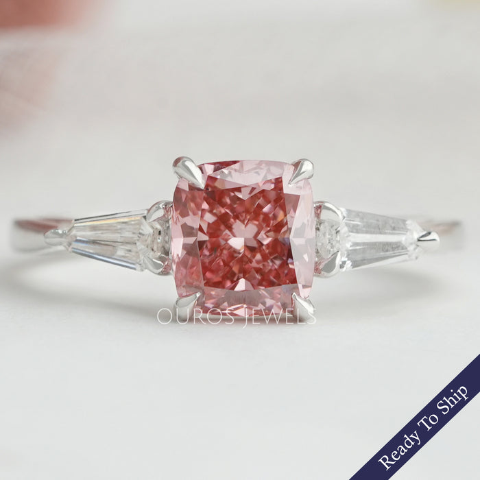 Bague de fiançailles unique à trois pierres avec coussin rose taille flèche
