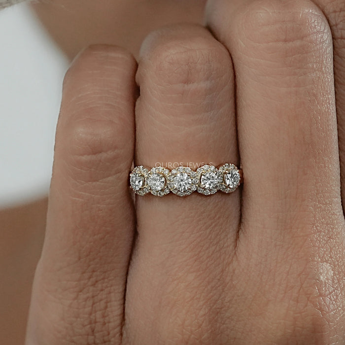 Alliance de mariage à cinq diamants ronds avec halo
