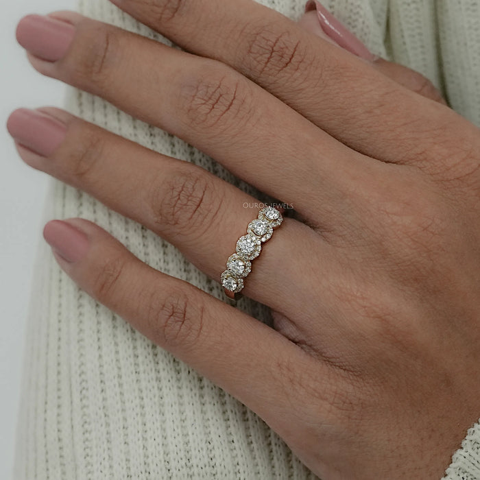 Alliance de mariage à cinq diamants ronds avec halo