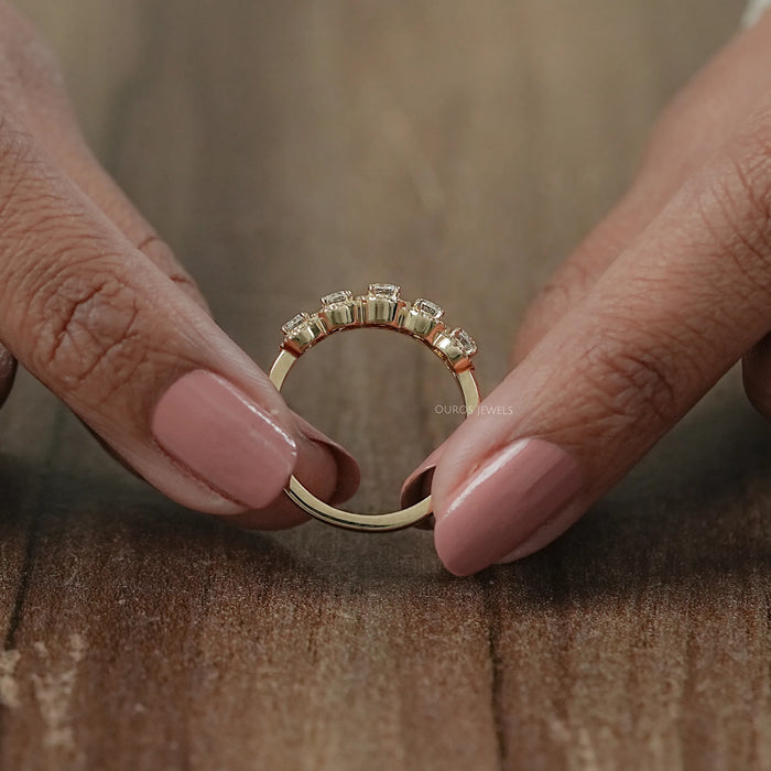 Alliance de mariage à cinq diamants ronds avec halo