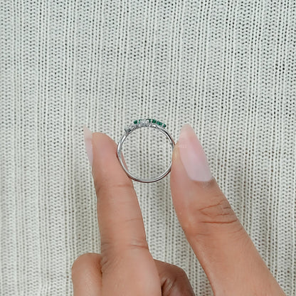Bague avec pierre précieuse ronde rose et ruban de sensibilisation au cancer
