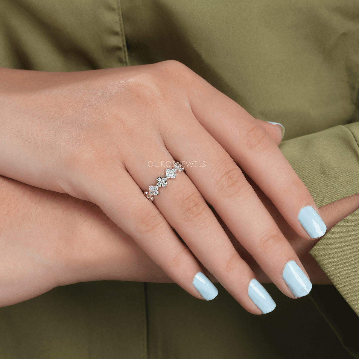 Round Diamond Clover Wedding Band