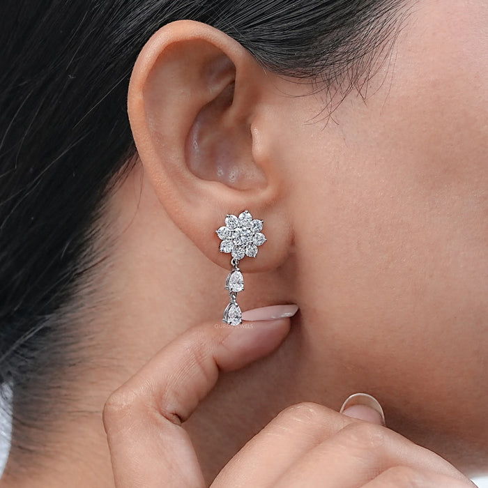 Boucles d'oreilles pendantes en forme de fleur avec halo de diamants ronds