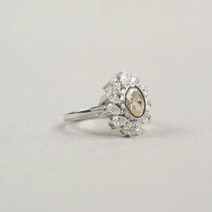 Bague à diamants ovales jaunes avec halo en forme de poire