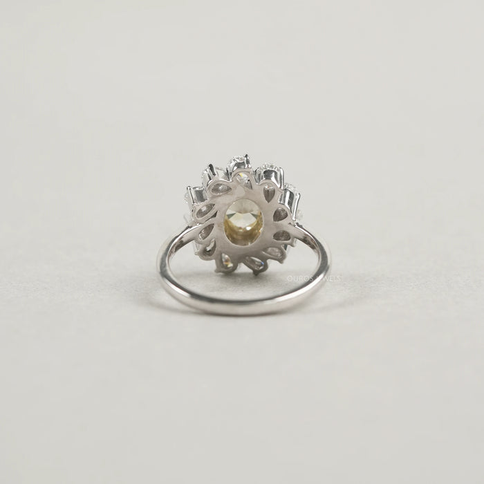 Bague à diamants ovales jaunes avec halo en forme de poire