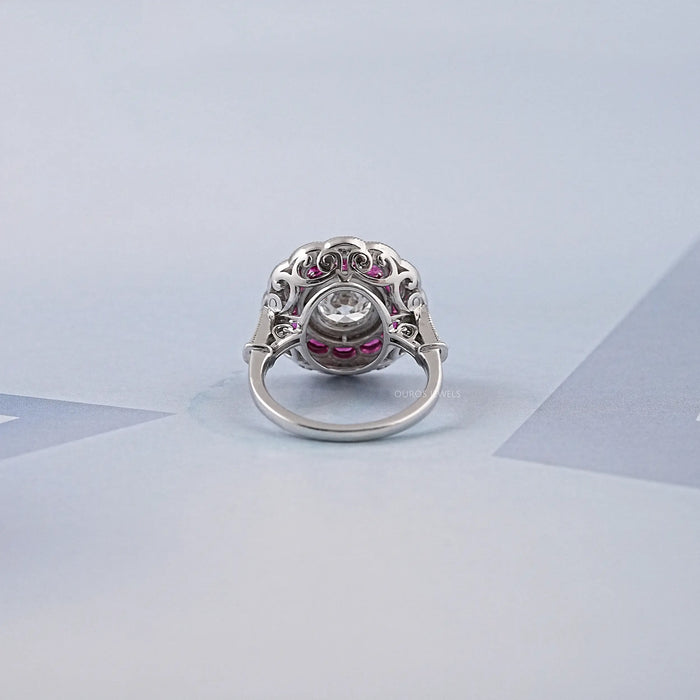 Bague en pierre précieuse en demi-lune à coupe ronde et halo rose de style européen ancien