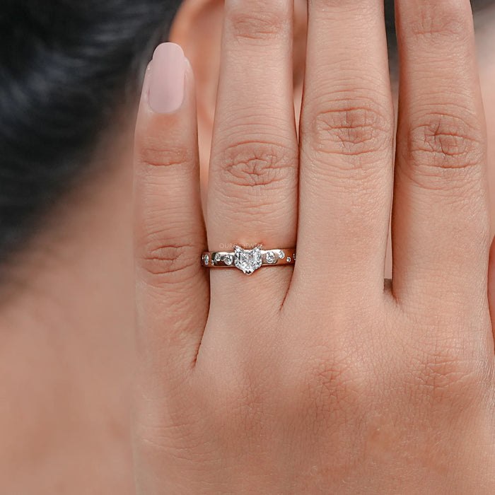 Bague de fiançailles avec diamant de laboratoire taille chat