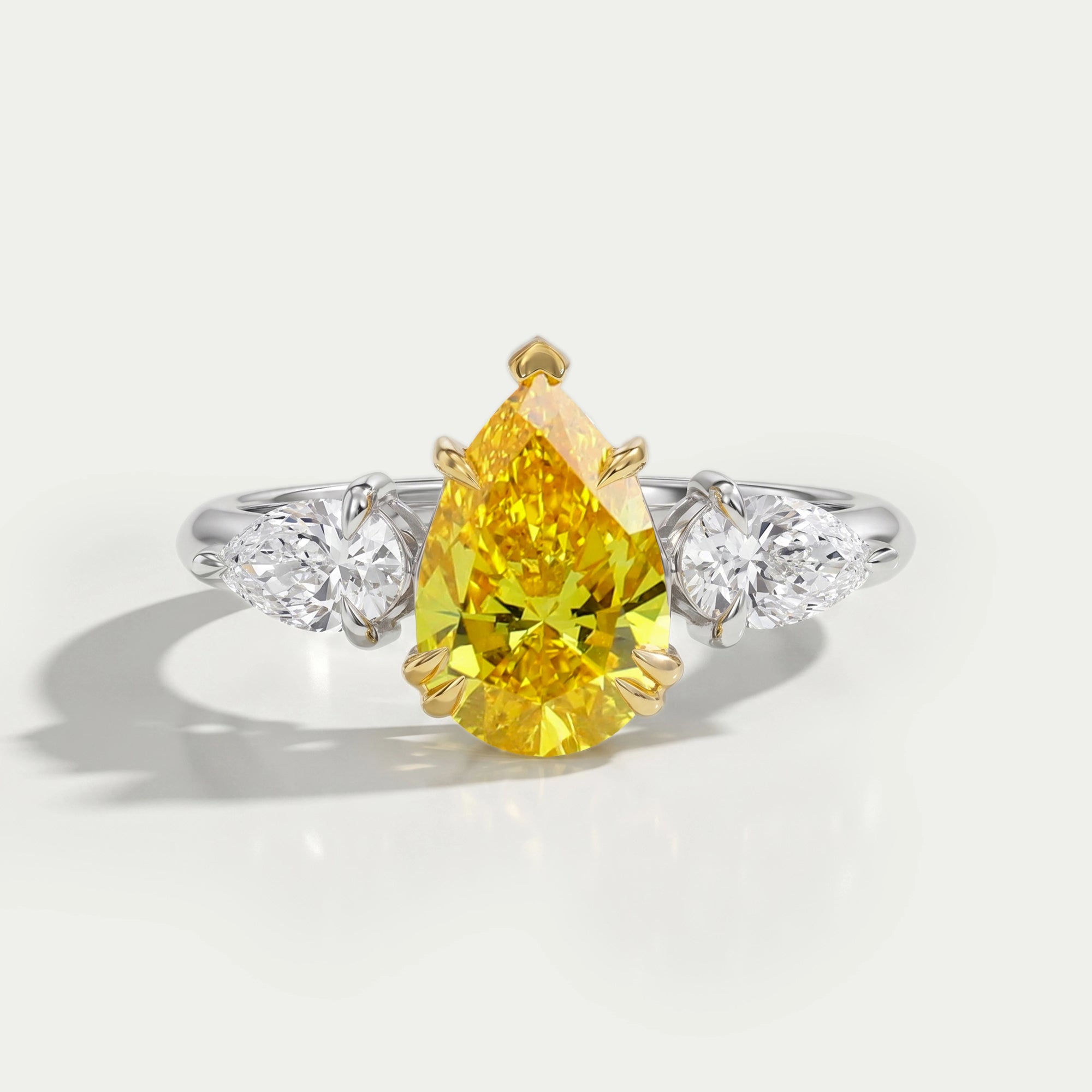 Bague à trois diamants taille poire jaune de laboratoire