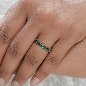 Bague d'éternité en pierre précieuse taille baguette et émeraude verte