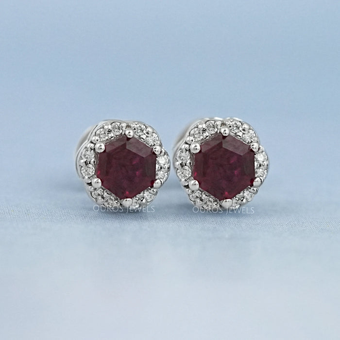 Boucles d'oreilles à tige en forme de halo de pierres précieuses en rubis rouge à coupe hexagonale