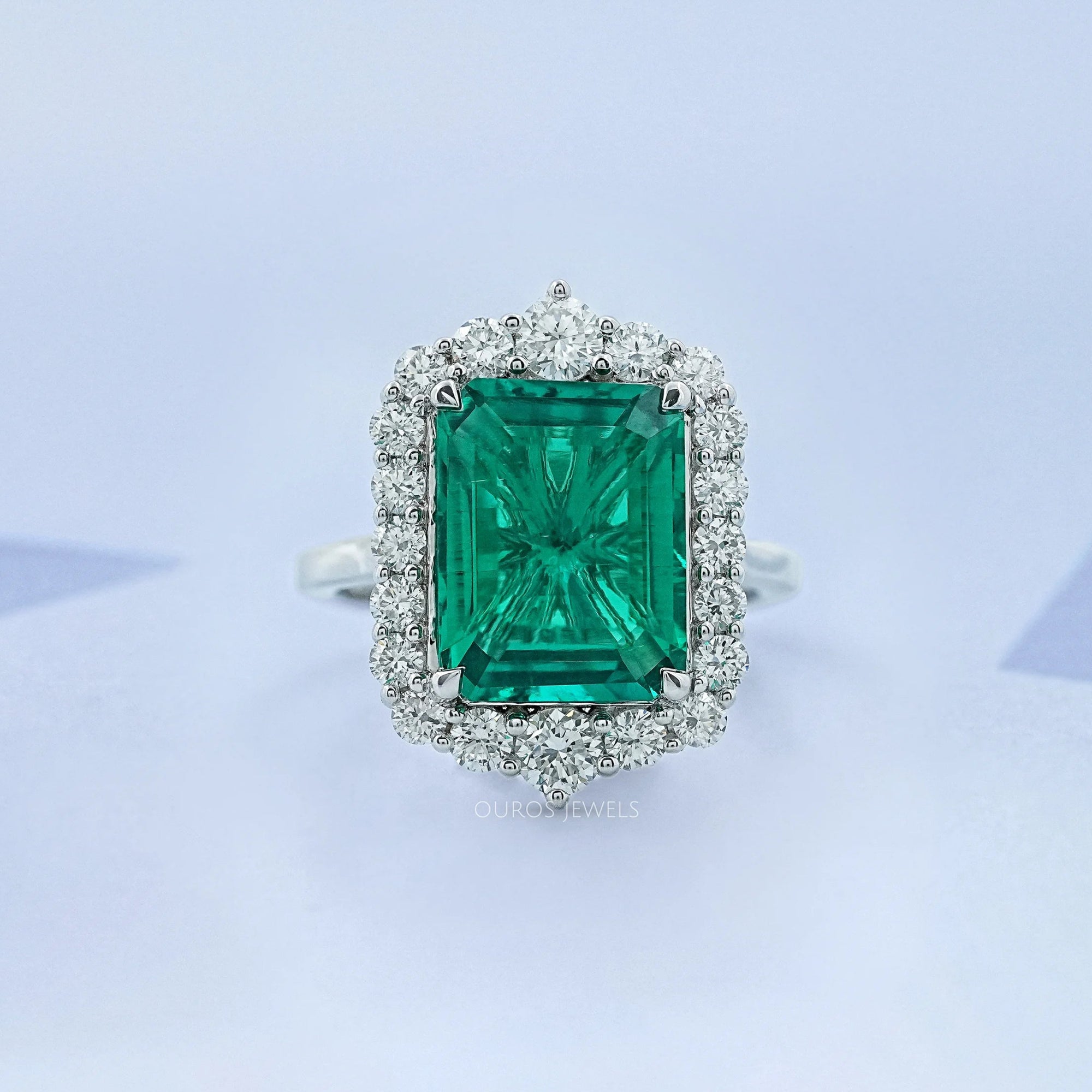 Bague de fiançailles Halo avec accent de diamant et émeraude verte