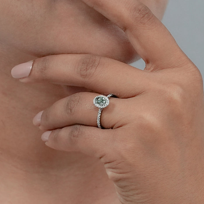 Bague fantaisie avec halo de diamants de laboratoire taille ovale vert vif