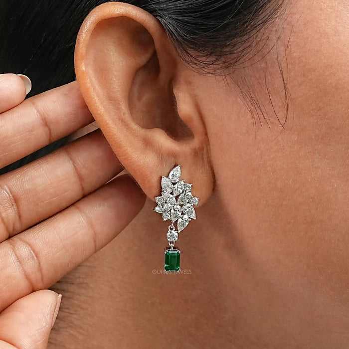 Boucles d'oreilles pendantes en émeraude avec grappe de diamants