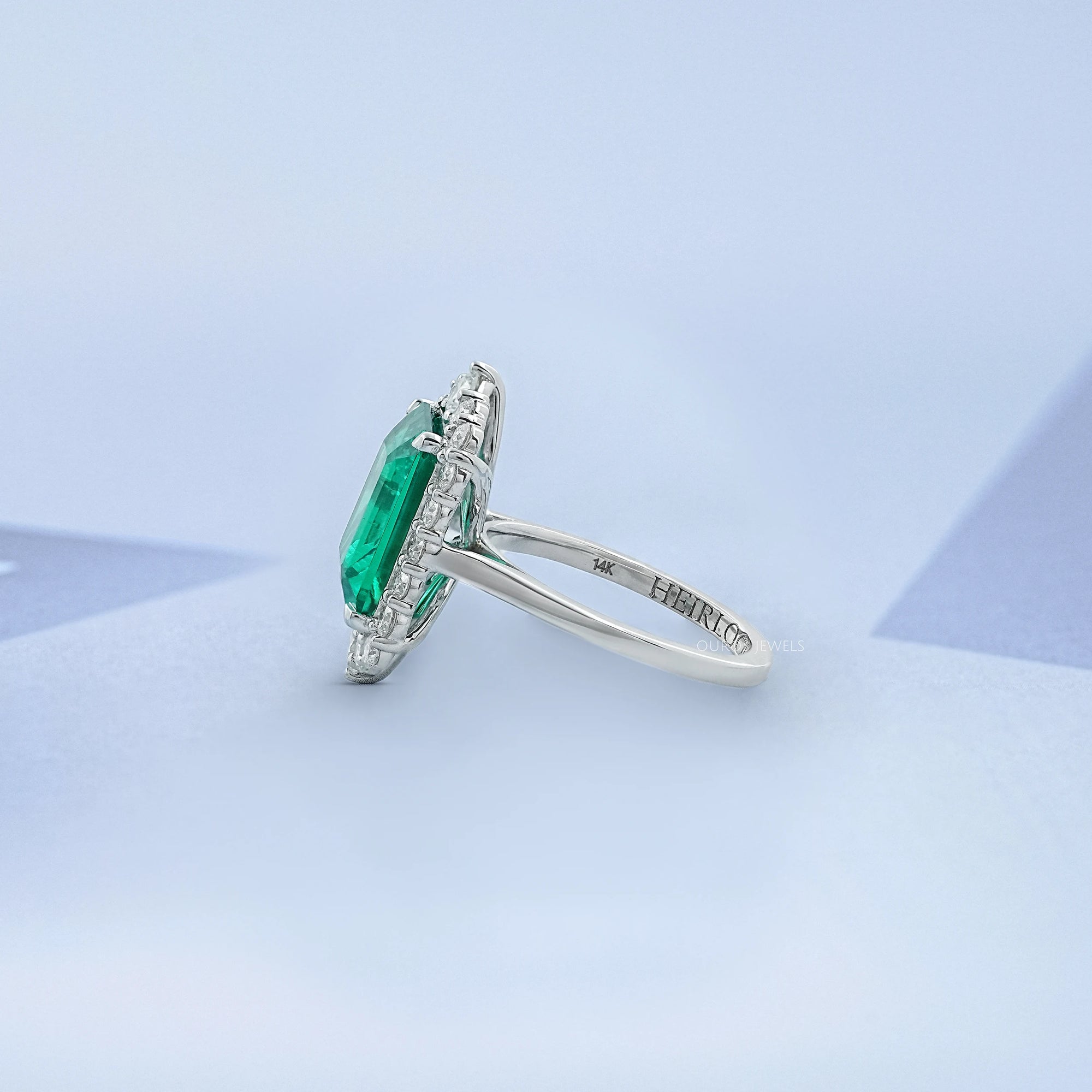 Bague de fiançailles Halo avec accent de diamant et émeraude verte