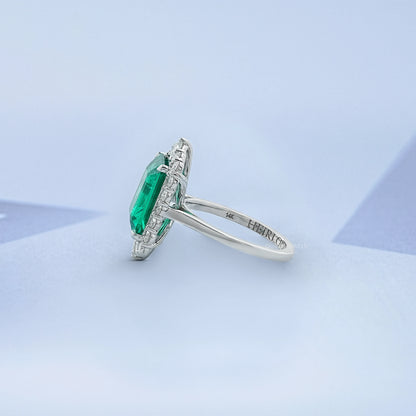 Bague de fiançailles Halo avec accent de diamant et émeraude verte