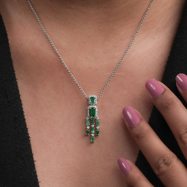 Ensemble de colliers lustres à halo de diamants et émeraude verte