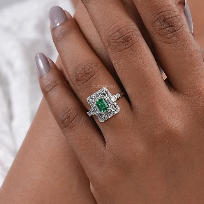 Bague en pierres précieuses avec halo de diamants ronds et baguettes