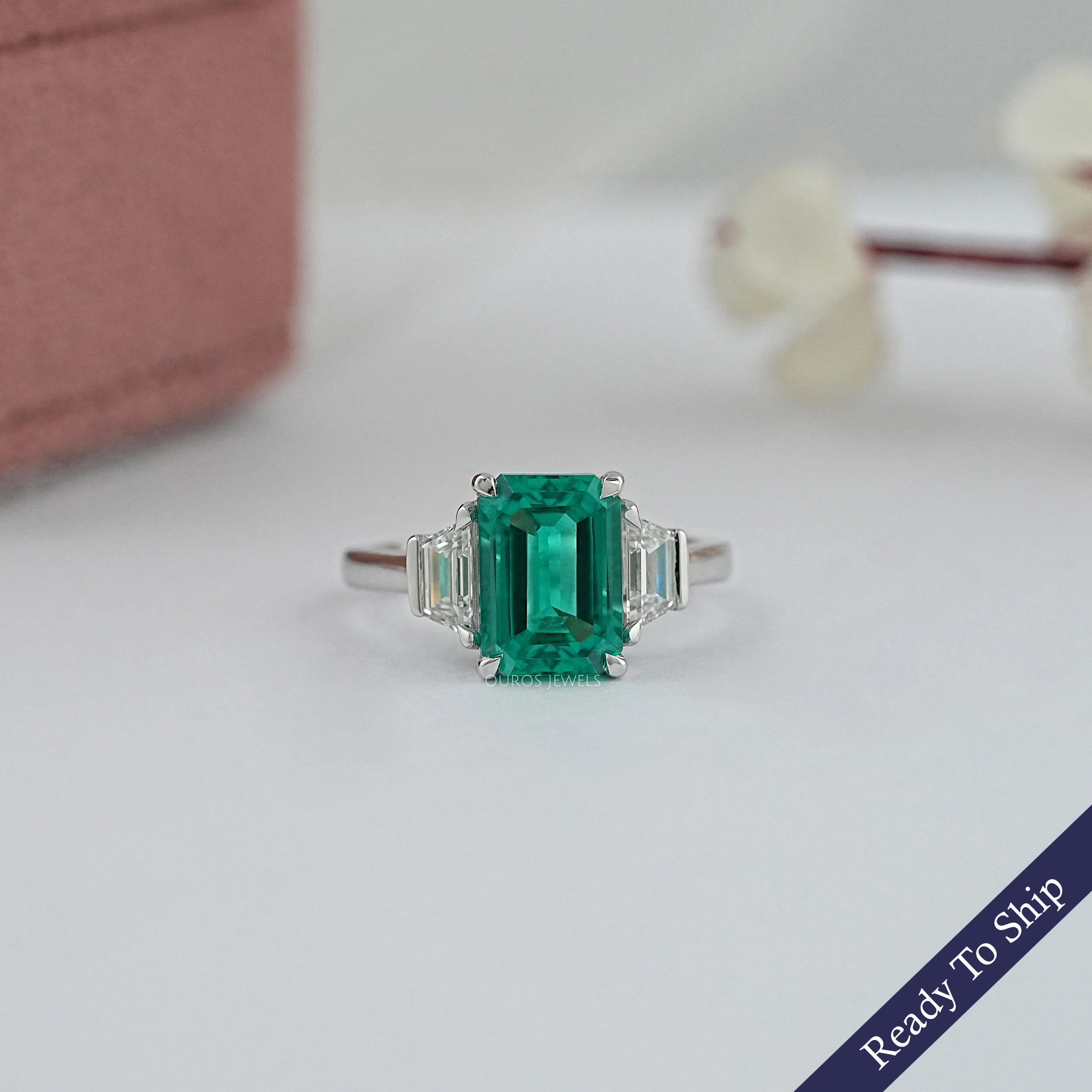 Bague en diamant trapèze avec taille émeraude verte