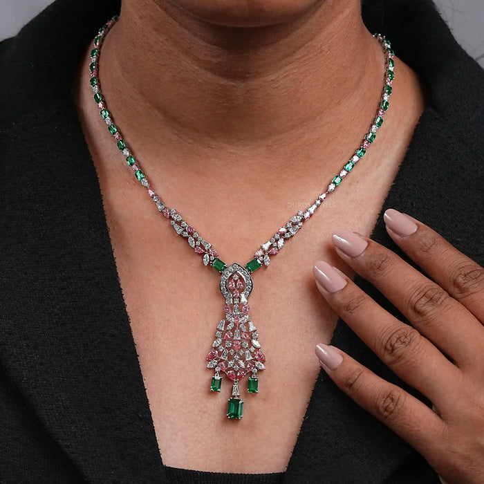 Collier de mariage avec émeraude verte et diamant rose en forme de poire