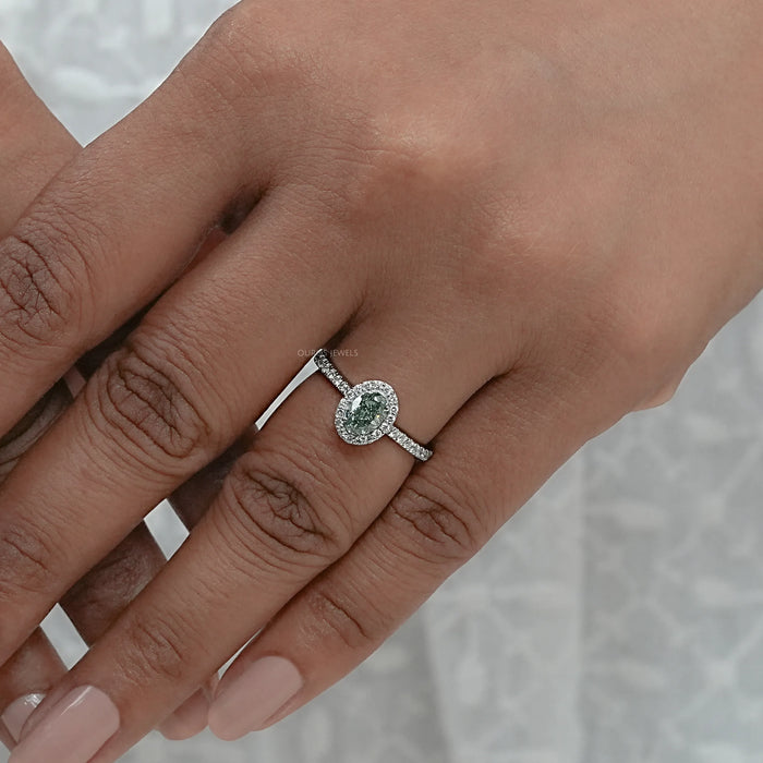 Bague fantaisie avec halo de diamants de laboratoire taille ovale vert vif