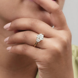 Bague de fiançailles avec trois diamants de laboratoire à taille ovale